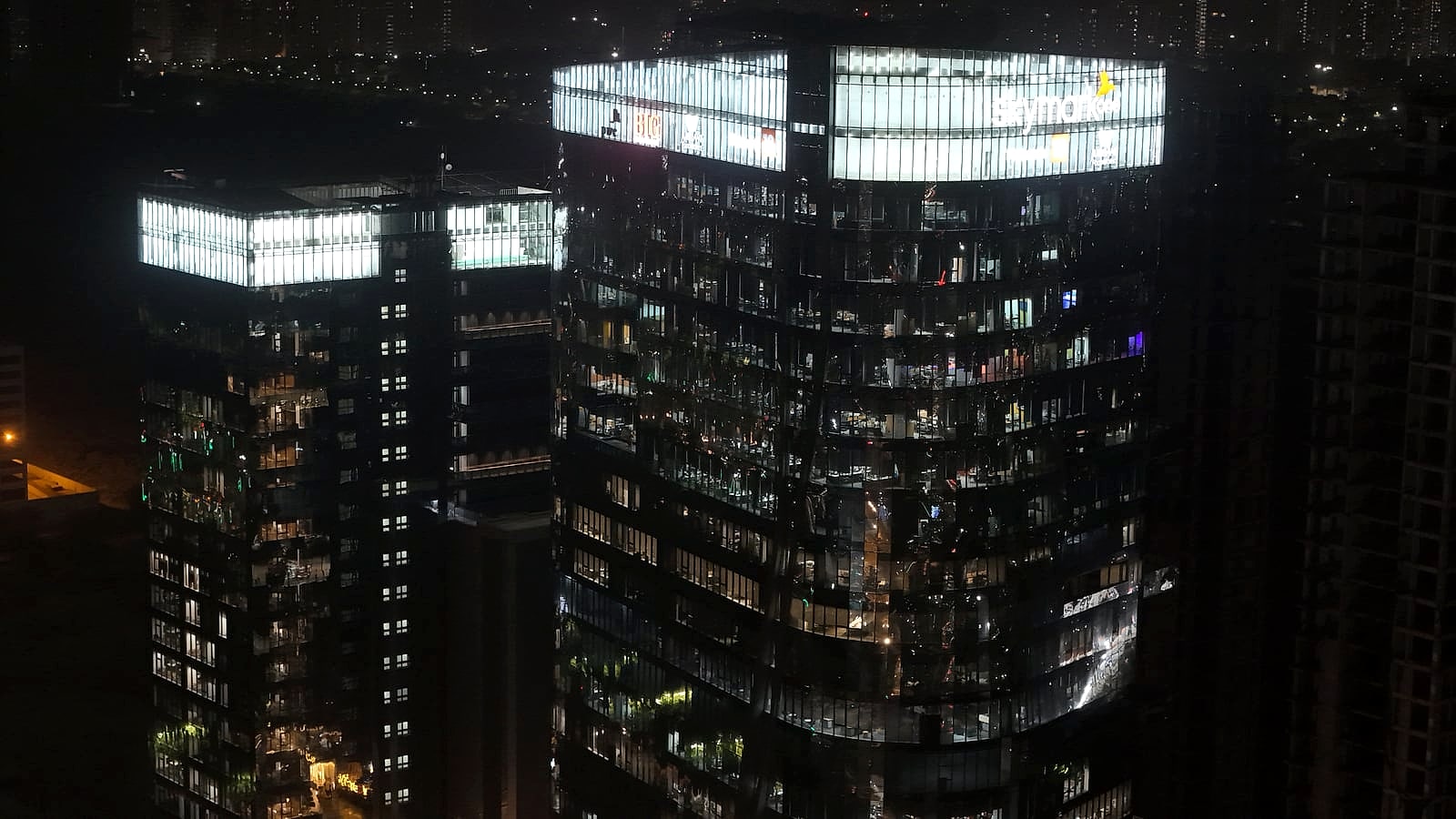 Skymark One glass facade